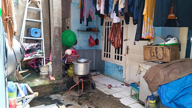 Penampakan rumah kontrakan AS, nama yang dicatut sebagai pemilik mobil Rubicon yang kerap dipamerkan Mario Dandy, di kawasan Mampang Prapatan, Jakarta Selatan, Jumat (3/3/2023). Foto: Thomas Bosco/kumparan
