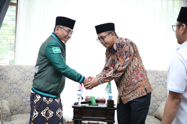 Dirjen Pajak, Suryo Utomo, bersilaturahmi ke Ketua Umum PBNU, Yahya Cholil Staquf (Gus Yahya). Foto: Humas Pajak