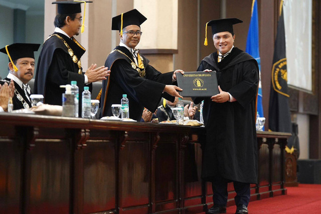 Universitas Brawijaya menganugerahkan Erick Thohir gelar Honoris Causa Bidang Manajemen Strategis, Jumat (3/3/2023). Foto: Kementerian BUMN