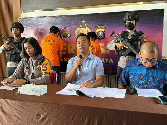 Polres Kubu Raya merilis kasus perampokan kasir Alfamart di Sungai Rengas. Pelakunya ternyata seorang barista sebuah coffeeshop di kawasan Gajahmada Pontianak. Foto: Teri/HI!Pontianak 