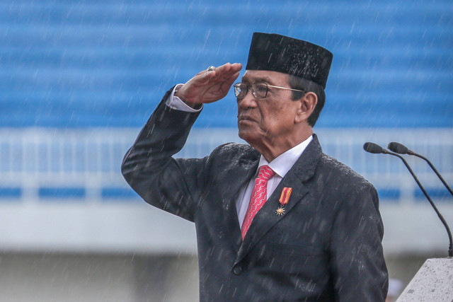 Gubernur DIY Sri Sultan Hamengku Buwono X (Sultan HB X) hujan-hujanan memimpin upacara ramai Hari Peringatan Kedaulatan Negara (HPKN) di Stadion Mandala Krida, Kota Yogyakarta, Rabu (1/3/2023). Foto: Dok. Pemda DIY