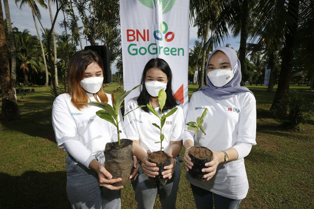 Milenial BNI dalam Program Penanaman Pohon di Pantai Anyer ini, Minggu (27/3/2022). Dok BNI