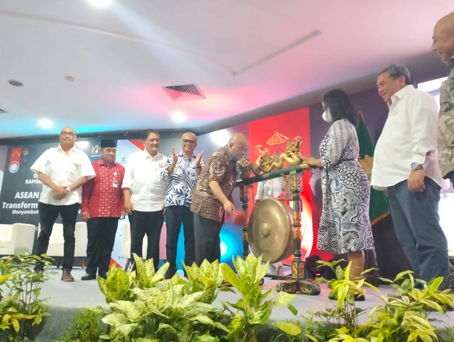 Wakil Gubernur DIY, KGPAA Pakualam X saat membuka Rapimda KADIN DIY, Jumat (3/3/2023). Foto: Erfanto/Tugu Jogja