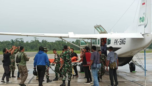 Evakuasi korban penembakan KST dari Puncak Papua Tengah. Foto: Kodam Cenderawasih