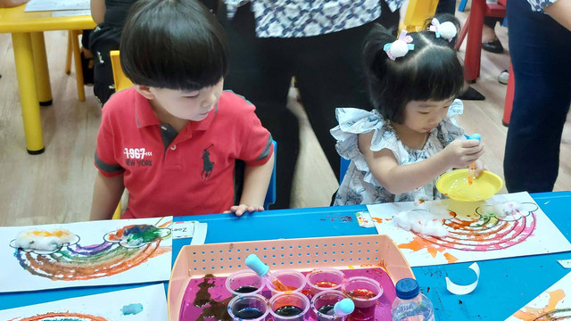 Acara Mommy and Me Over The Rainbow yang diadakan di Sampoerna Academy Medan, Jumat (3/3).  Foto: Aniesa Rahmania P.D/kumparan