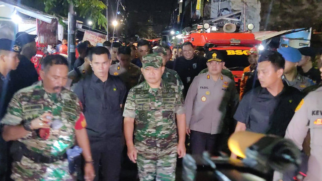 Pangdam Jaya Mayjen Dudung dan Kapolda Irjen Fadil berjalan mendekati titik kebakaran Depo Pertmaina Plumpang. Foto: Jonathan Devin/kumparan