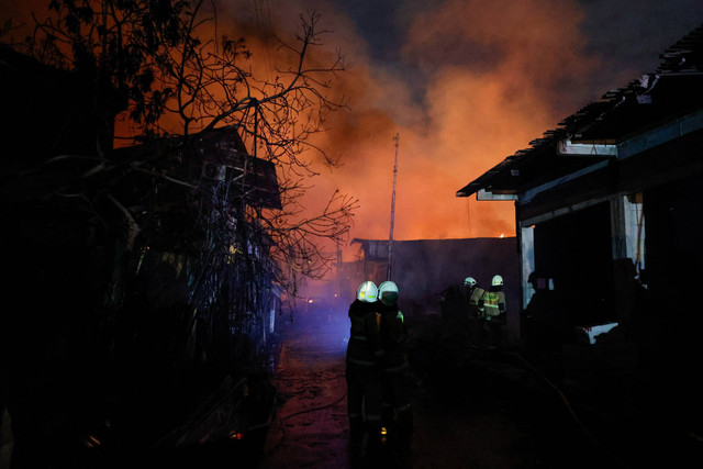 Kebakaran Depo Pertamina Plumpang, Jakarta Utara, Jumat (3/3/2023). Foto: Willy Kurniawan/REUTERS