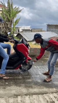 Ilustrasi rem motor yang masih panas disiram dengan air. Foto: Istimewa