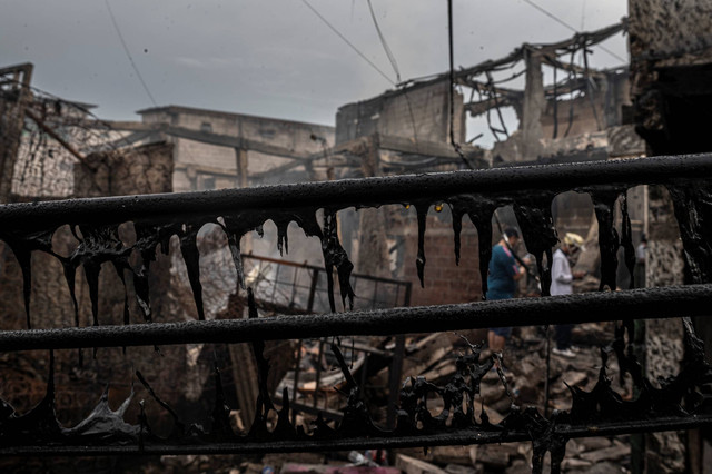 Sejumlah warga berada di dekat permukiman penduduk yang hangus terbakar dampak kebakaran Depo Pertamina Plumpang di Jalan Koramil, Rawa Badak Selatan, Koja, Jakarta, Sabtu (4/3/2023). Foto: Aprillio Akbar/ANTARA FOTO