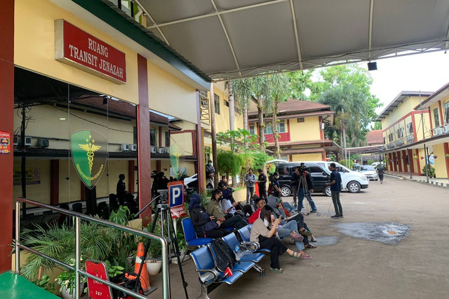 Suasana tempat identifikasi jenazah korban kebakaran Depo Plumpang di RS Polri, Kramatjati, Jakarta, Sabtu (4/3/2023). Foto: Luthfi Humam/kumparan