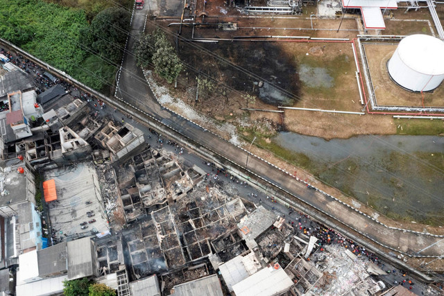 Foto udara permukiman penduduk yang hangus terbakar dampak kebakaran Depo Pertamina Plumpang di Jalan Koramil, Rawa Badak Selatan, Koja, Jakarta, Sabtu (4/3/2023). Foto: M Risyal Hidayat/ANTARA FOTO
