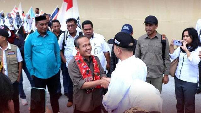 Ketua KPU Maluku Utara, Pudja Sutamat yang membawa bendera Kirab Pemilu 2024 disambut Ketua KPU Sulawesi Utara, Meidy Tinangon di Pelabuhan Bitung.
