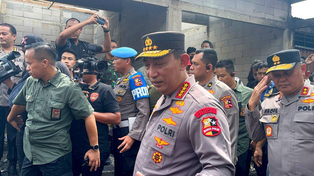 Kapolri Jenderal Listyo Sigit Prabowo kunjungi lokasi kebakaran Depo Pertamina Plumpang, di Koramil Koja, Jakarta, Sabtu (4/3/2023). Foto:  Retyan Sekar Nurani/kumparan