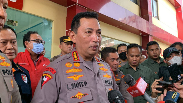 Kapolri Listyo Sigit Prabowo kunjungi pos DVI post mortem (identifikasi jenazah) di RS Polri.  Foto: Luthfi Humam/kumparan