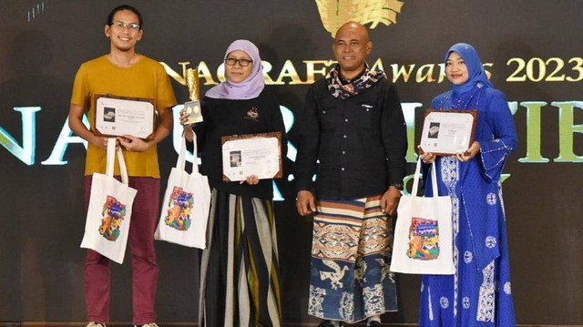 Wakil Kabupaten Aceh Besar dengan penghargaan di ajang Inacraft ke-23 di Jakarta. Foto: Prokopim Aceh Besar