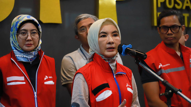 Direktur Utama PT Pertamina (Persero), Nicke Widyawati bersama jajaran Direksi melakukan konfrensi Pers atas insiden TBBM Pertamina Plumpang di RSPP, Jakarta, Sabtu, (4/3/2023). Foto: Dok. Istimewa