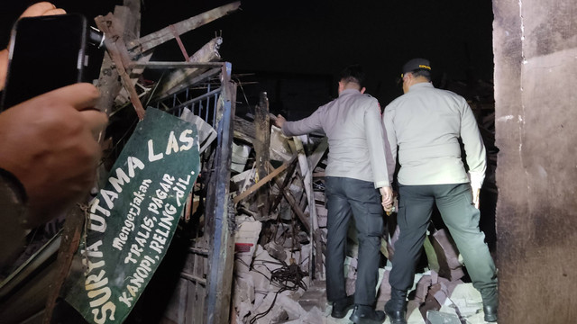 Kapolres Metro Jakarta Utara Kombes Gidion saat meninjau lokasi kebakaran Depo Pertamina Plumpang, Sabtu (4/3). Foto: Jonathan Devin/kumparan