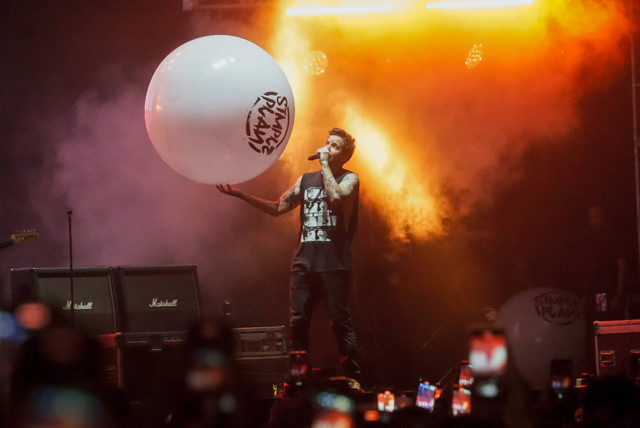 Penampilan band Simple Plan di Everblast Festival 2023, Ji-Expo Kemayoran, Jakarta, Sabtu (4/3/2023). Foto: Iqbal Firdaus/kumparan