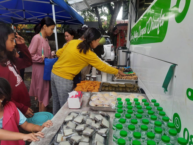 Dapur Keliling Dompet Dhuafa merapat di pengungsian penyintas kebakaran Plumpang, Jakarta Utara sejak Jumat (03/03/2023) kemarin sebagai respon cepat terhadap para penyintas di pengungsian.