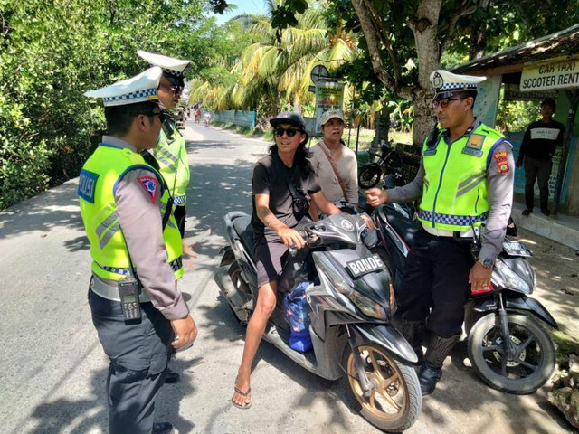 WNA dan Warga Bali Diamankan Polisi di Nusa Lembongan Bali. Foto: Dok. Istimewa