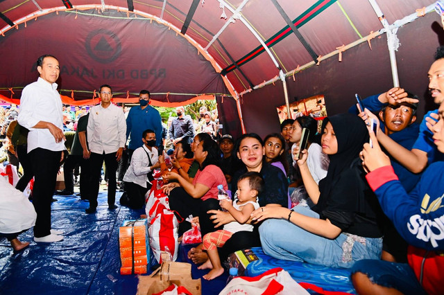 Presiden Jokowi kunjungi posko pengungsi korban kebakaran Depo Pertamina Plumpang Foto: Laily Rachev/Biro Pers Sekretariat Presiden