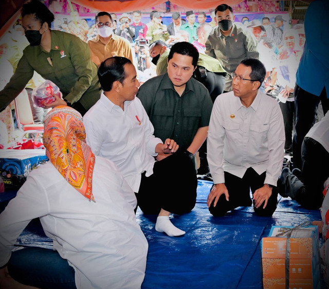 Presiden Jokowi (Kiri) bersama Menteri BUMN Erick Thohir (Tengah) dan Pj. Gubernur DKI Jakarta, Heru Budi Hartono mengunjungi posko pengungsi korban kebakaran Depo Pertamina Plumpang Foto: Laily Rachev/Biro Pers Sekretariat Presiden