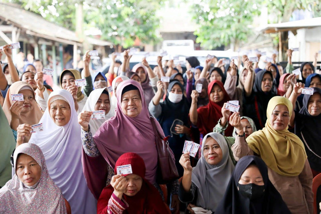 Ratusan Warga Cibinong Kabupaten Bogor saat mengikuti bazar sembako murah yang digelar UKM Sahabat Sandi. Foto: Dok. Istimewa