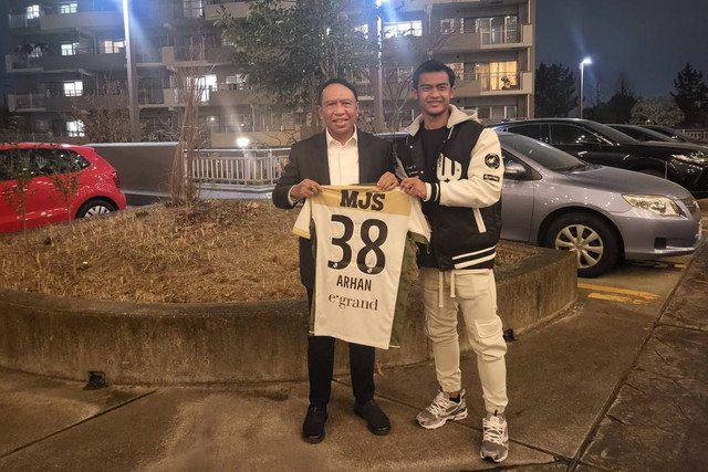 Zainudin Amali bersama Pratama Arhan di Tokyo, Jepang. Foto: Dok. Istimewa