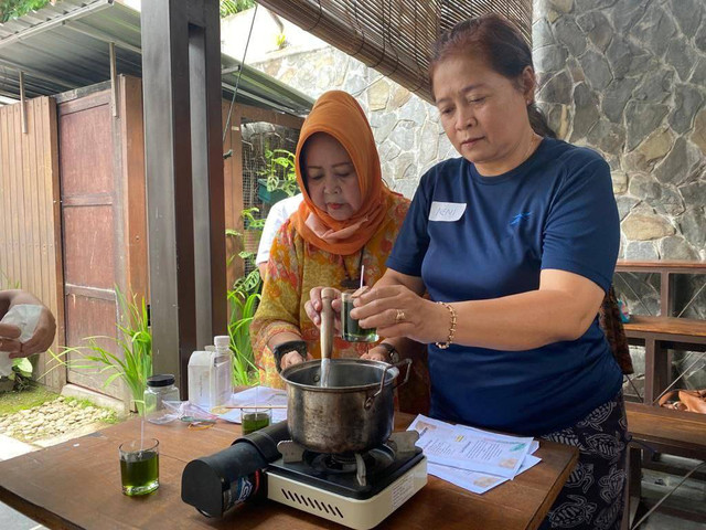 Penyintas gagal ginjal sedang belajar membuat kreasi lilin. Foto: Maria Wulan/Tugu Jogja