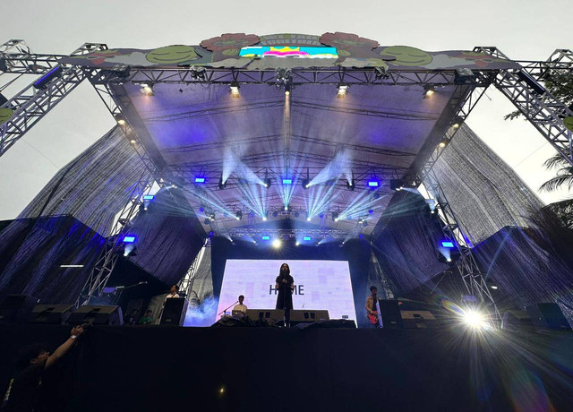 Take It Easy band asal Singkawang perdana bawakan 'Home' di Bless This Fest 2023. Foto: Teri/Hi!Pontianak