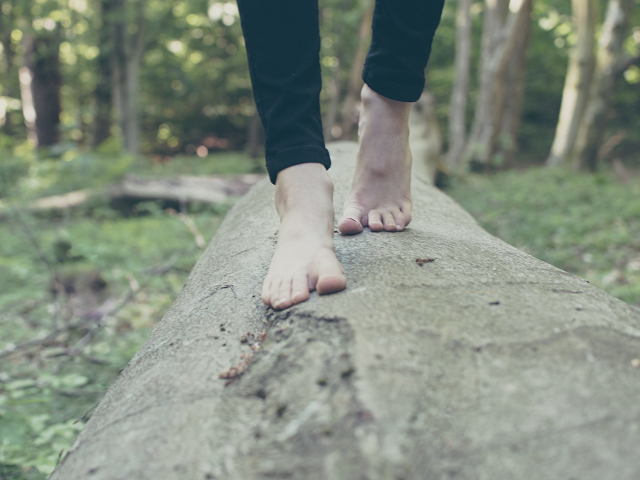 Ilustrasi jawaban TTS: saat jalan kaki kita harus pakai. Sumber: www.unsplash.com.