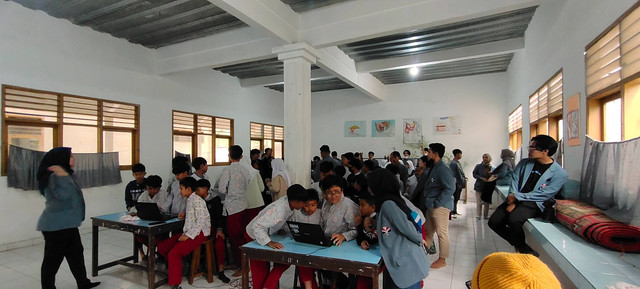 Sejumlah mahasiswa Universitas Indonesia (UPI) sedang mengenalkan dan memberikan edukasi teknologi.