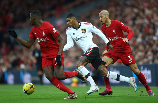 Marcus Rashford dikawal Fabinho dan Ibrahima Konate di laga Liverpool vs Manchester United (MU) dalam pertandingan pekan ke-26 Liga Inggris 2022/23 di Stadion Anfield, Liverpool, pada 5 Maret 2023. Foto: REUTERS/Carl Recine