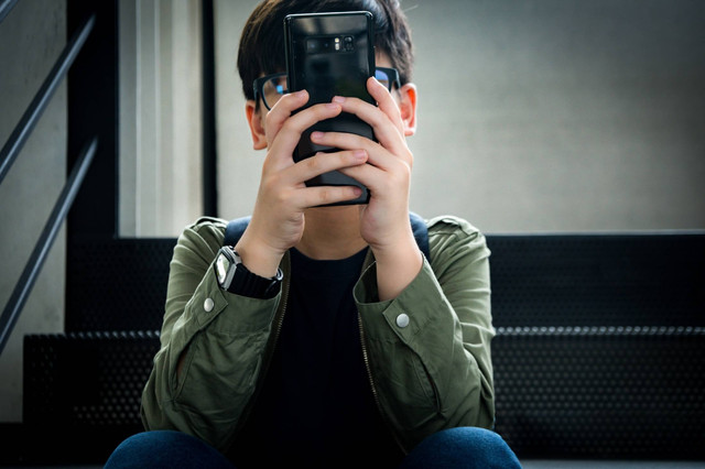 Ilustrasi remaja bermain sosial media. Foto: myboys.me/Shutterstock