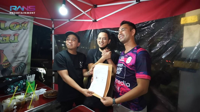 Raffi Ahmad review ayam dan bebek goreng asap Rojo Sambel di Kalibata (1/3/2023). Foto: Youtube/Rans Entertainment