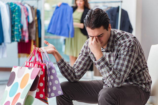 Ilustrasi pria menemani wanita belanja. Foto: Elnur/Shutterstock