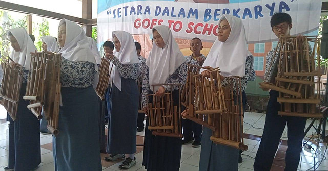 Kolaborasi anak-anak tunanetra Yayasan Pendidikan Anak-anak Buta (YPAB) bersama komunitas ACI menyambut peringatan Hari Musik Nasional, Senin (6/3). Foto-foto: Masruroh/Basra