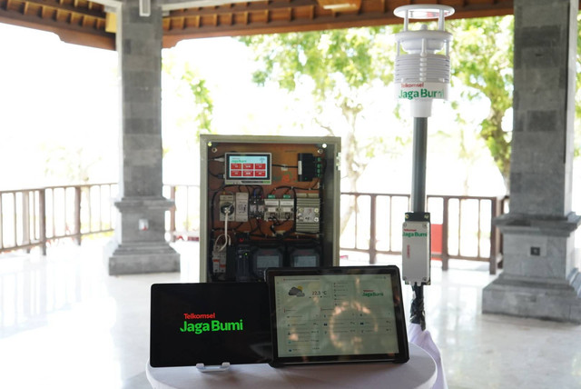 Telkomsel meluncurkan Program Taman Hutan Raya (Tahura) Ngurah Rai Bali Digitalization Support, yang tanam bibit Mangrove sekaligus melakukan pengawasan dengan teknologi IoT. Foto: Telkomsel