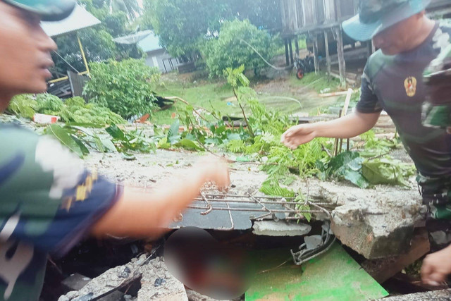 Evakuasi korban longsor di Kabupaten Natuna, Kepri, Senin (6/3). Foto: BNPB