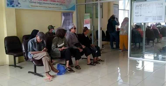 Sejumlah pasien di RSUD Chasan Boesoirie, Kota Ternate, Maluku Utara. Foto: Erdian