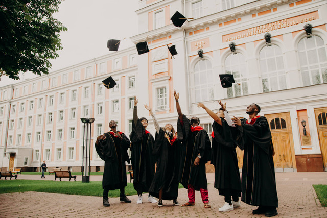 Ilustrasi Kata-kata untuk Hadiah Wisuda S1. Foto: Unsplash/RUT MIIT.