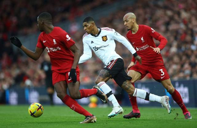 Marcus Rashford dikawal Fabinho dan Ibrahima Konate di laga Liverpool vs Manchester United (MU) dalam pertandingan pekan ke-26 Liga Inggris 2022/23 di Stadion Anfield, Liverpool, pada 5 Maret 2023. Foto: REUTERS/Carl Recine