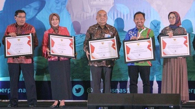 Penyerahan penghargaan daerah dengan Indeks Pembangunan Literasi Masyarakat (IPLM) tertinggi di Indonesia oleh Perpusnas RI. Foto: Humas Pemda DIY