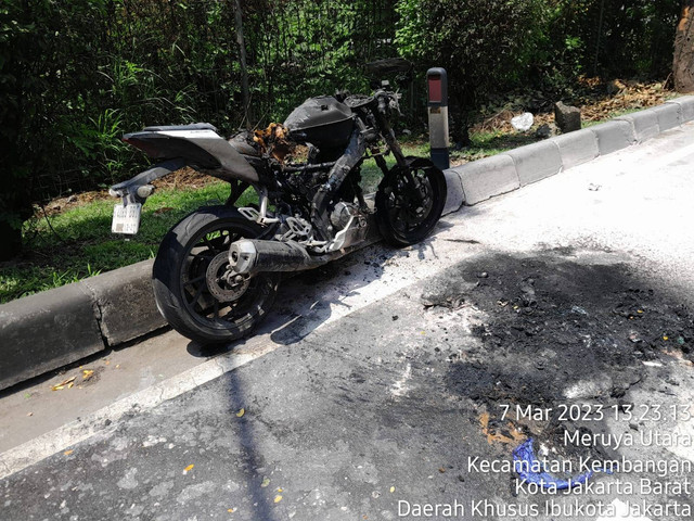 Yamaha R15  terbakar di Jalan Baru, tepatnya di pinggir exit tol Meruya Utara. Foto: Dok. Istimewa