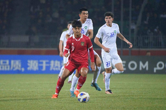 Hokky Caraka (depan) dalam laga Timnas U-20 Indonesia vs tuan rumah Uzbekistan dalam laga terakhir Grup A Piala Asia U-20 2023 di Stadion Istiqlol, Fergana, 7 Maret 2023. Foto: PSSI