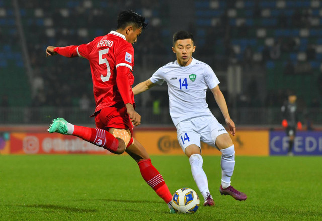 Kakang Rudianto (kiri) duel dengan Abbosbek Fayzullaev dalam laga Timnas U-20 Indonesia vs tuan rumah Uzbekistan dalam laga terakhir Grup A Piala Asia U-20 2023 di Stadion Istiqlol, Fergana, 7 Maret 2023. Foto: PSSI
