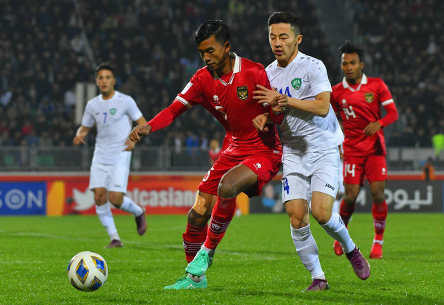 Kakang Rudianto (kiri) duel dengan Abbosbek Fayzullaev dalam laga Timnas U-20 Indonesia vs tuan rumah Uzbekistan dalam laga terakhir Grup A Piala Asia U-20 2023 di Stadion Istiqlol, Fergana, 7 Maret 2023. Foto: PSSI