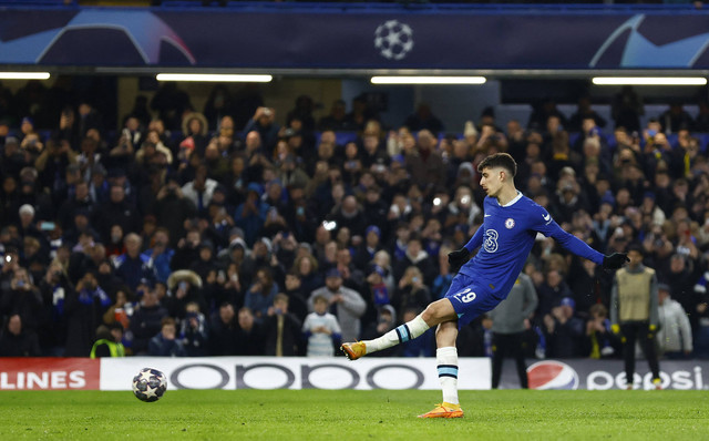 Kai Havertz menendang penalti di laga Chelsea vs Borussia Dortmund dalam leg kedua 16 besar Liga Champions 2022/23 di Stadion Stamford Bridge, London, pada 8 Maret 2023. Foto: Action Images via Reuters/Peter Cziborra