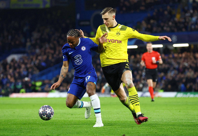 Raheem Sterling (kiri) duel dengan Nico Schlotterbeck Chelsea vs Borussia Dortmund dalam leg kedua 16 besar Liga Champions 2022/23 di Stadion Stamford Bridge, London, pada 8 Maret 2023. Foto: REUTERS/Hannah Mckay