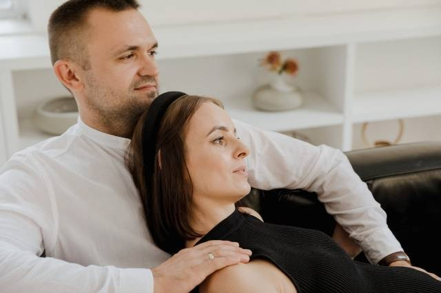 ilustrasi deep talk dengan pasangan. pixels